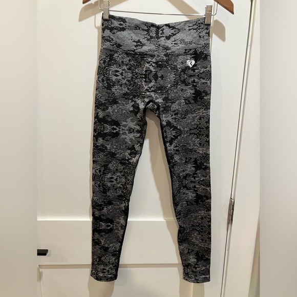 Womens Best brand medium Gray Camouflage Leggings - Picture 2 of 16
